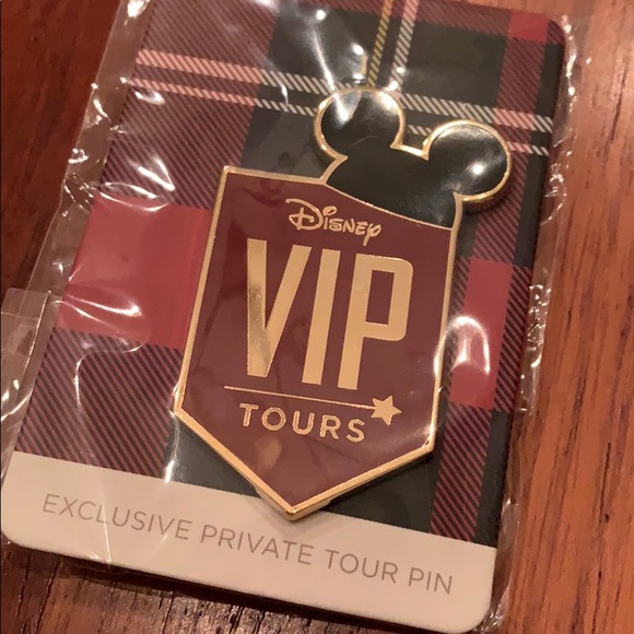 Exclusive Disney VIP Tour Pin - Picture 2 of 3
